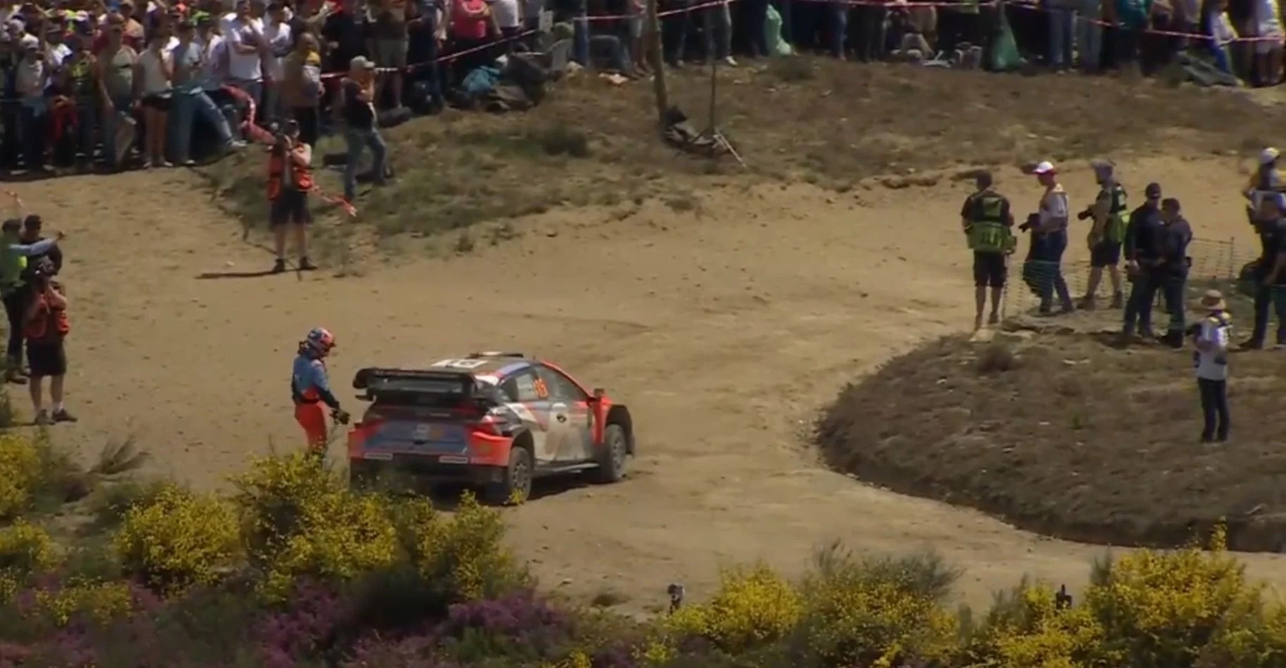 Fourmaux cade e lascia Tänak più a suo agio in testa
