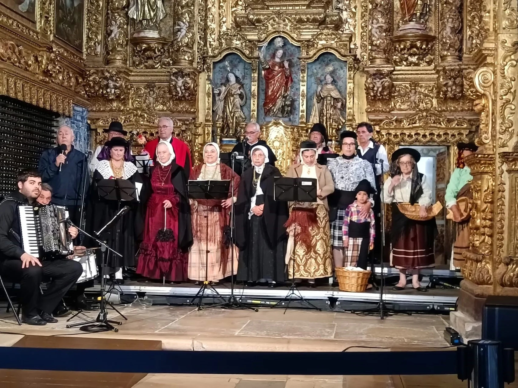 Sie lieben die lokale Kultur und singen seit 19 Jahren darüber