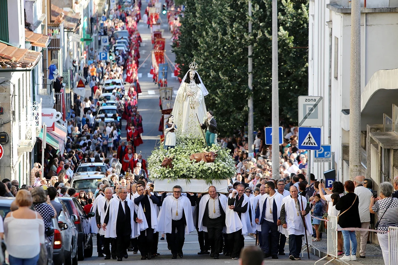 Elf Menschen aus Oliveira tragen eine rund 800 Kilo schwere Trage