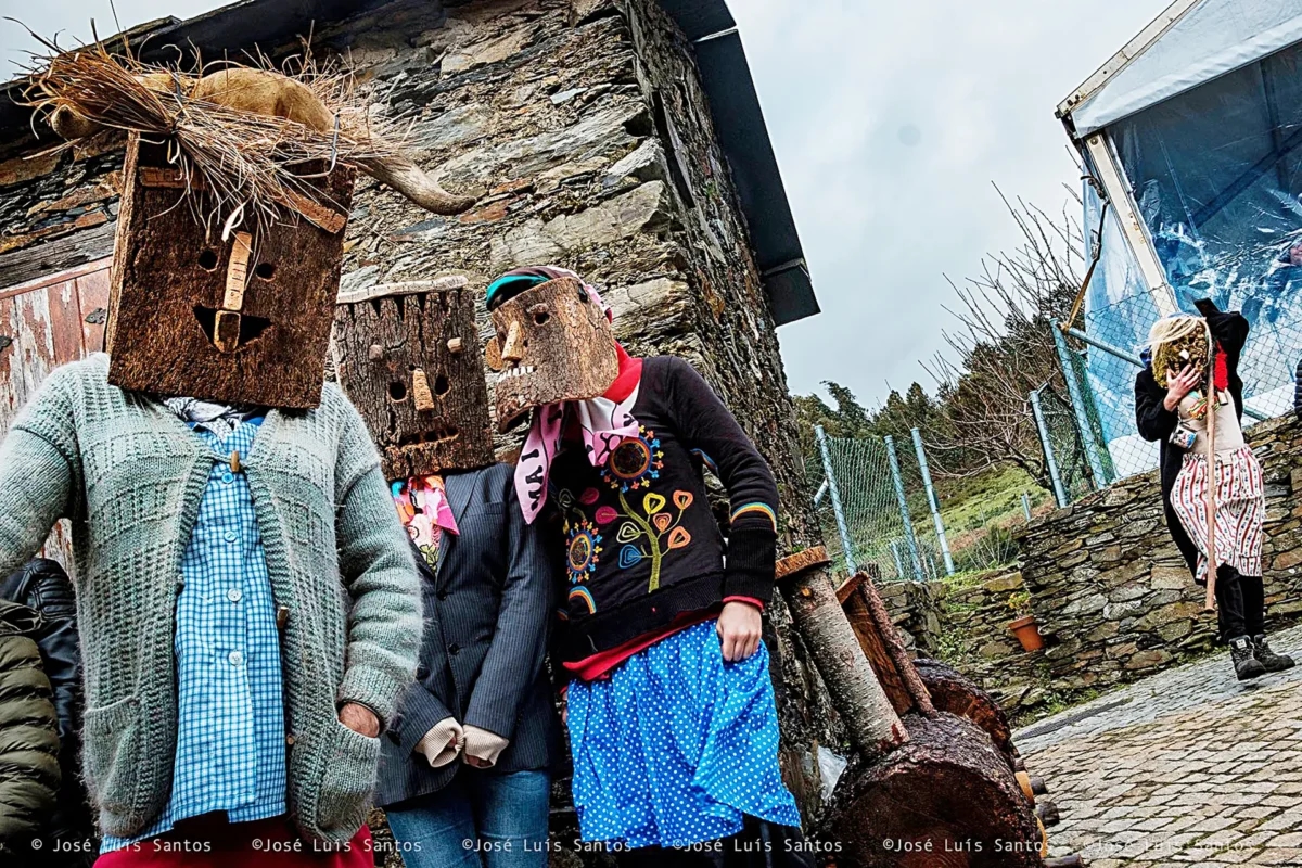 Danses, farces et ragots à la fête des saints des villages de schiste