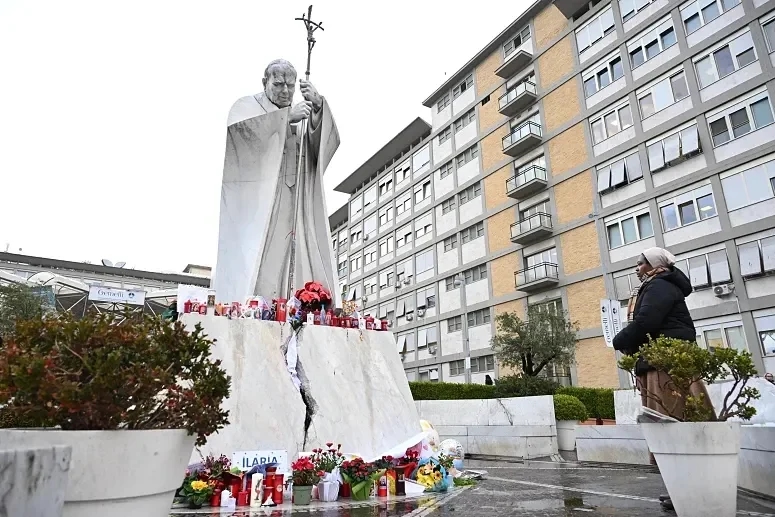 Le pape François reste dans un état critique mais stable