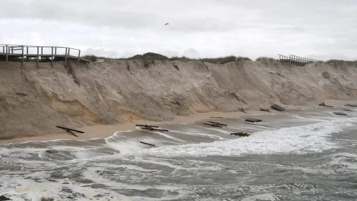 El mar destruye parte de las pasarelas entre Barra y Costa Nova