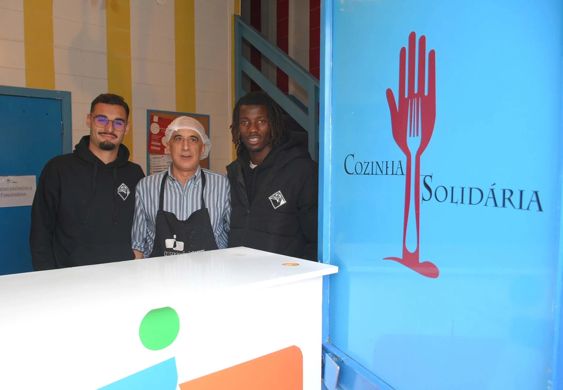 Jogadores da Académica/OAF foram dar uma ajuda à Cozinha Solidária