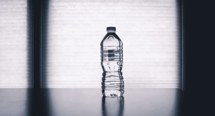 Is het veilig om uit een plastic fles te drinken die in de hitte of zon heeft gestaan?