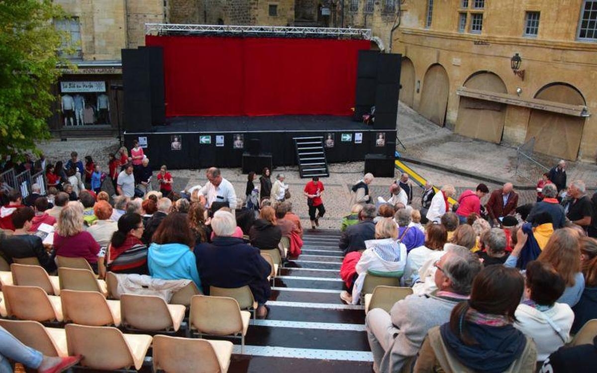 Abertura da cortina para o Festival de Jogos Teatrais de Sarlat