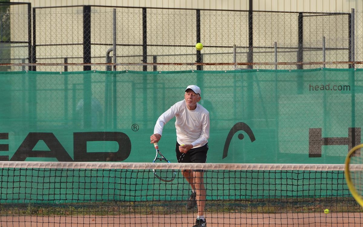 Tenis, 16ª edición del torneo internacional seniors+: El individual masculino abrió la pelota