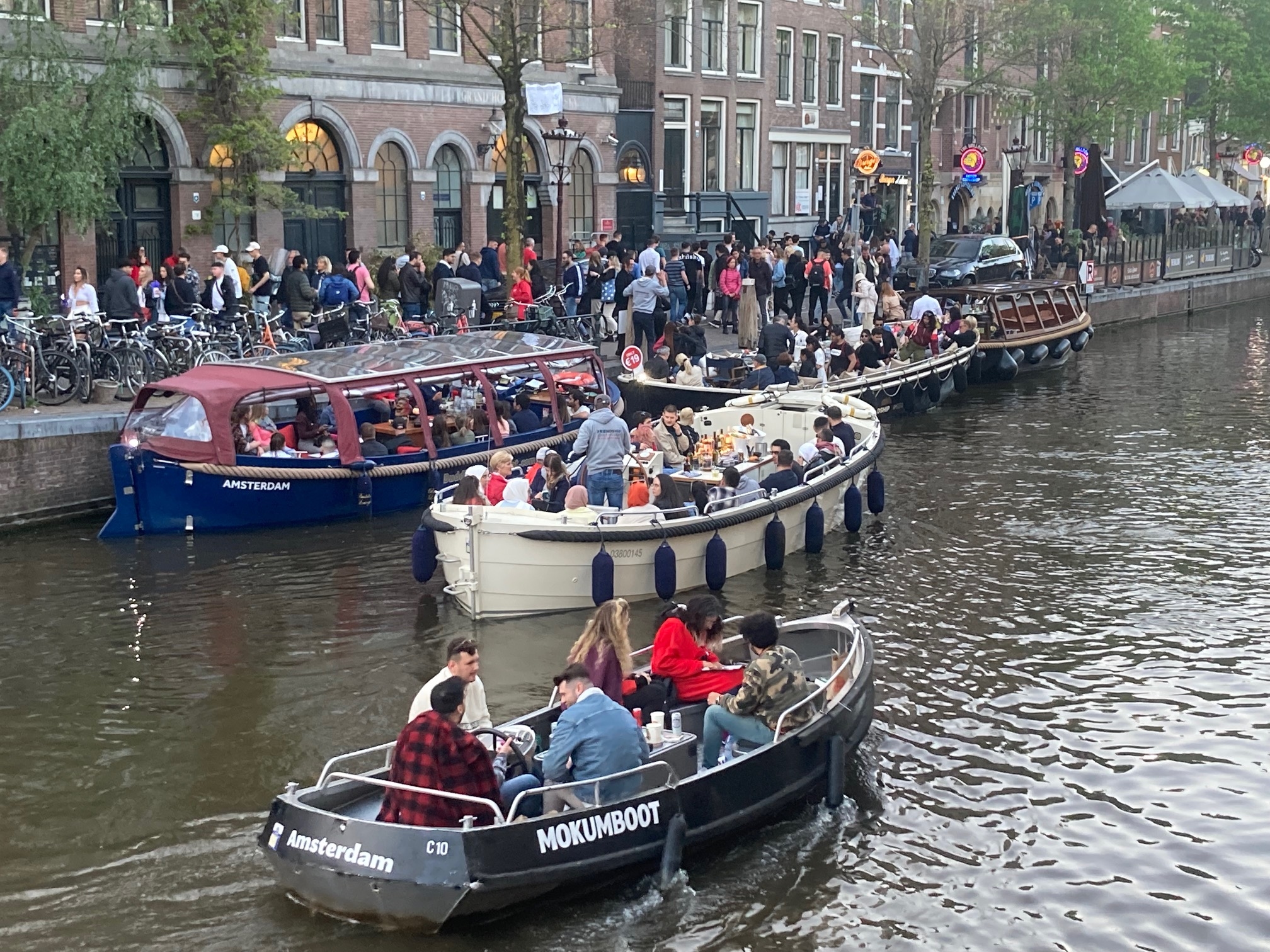 Las noches de turismo en Ámsterdam alcanzan los 23 millones, superando el límite de la ciudad.