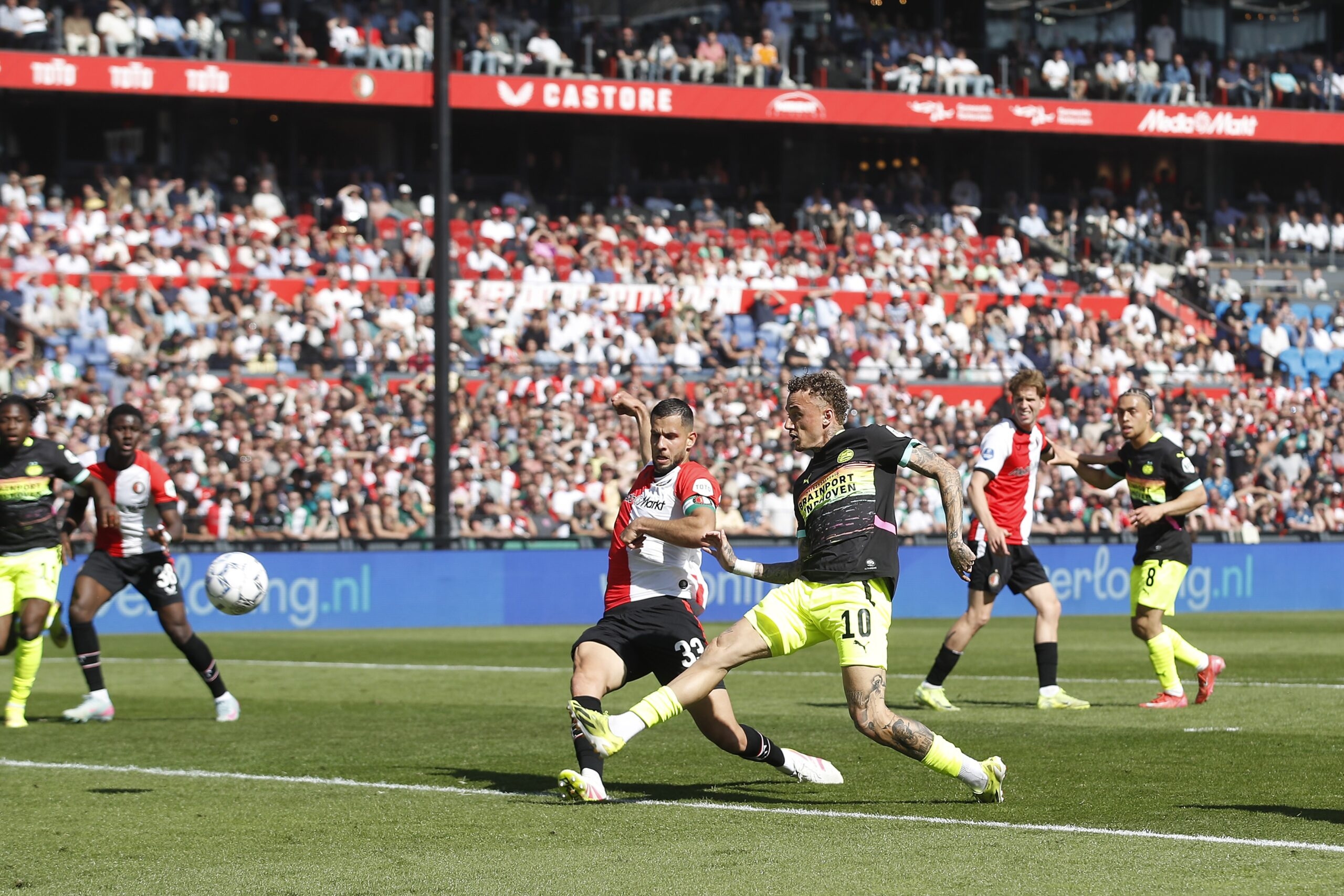 La victoria tardía del PSV en Róterdam reaviva la carrera por el título mientras el Ajax flaquea