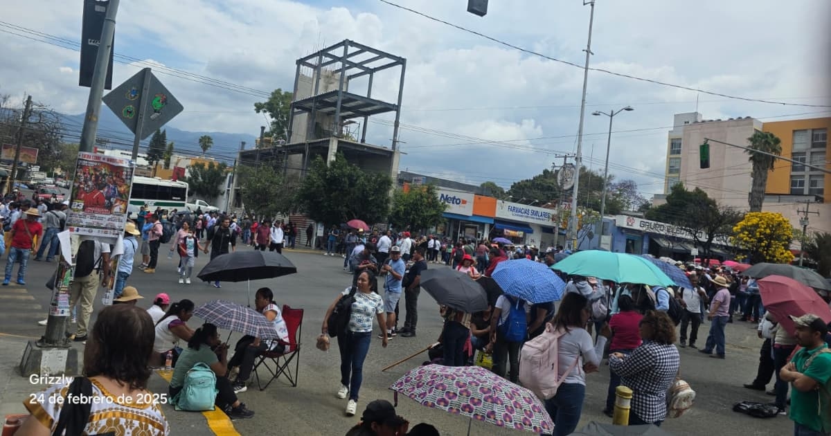 Indigenous education teachers suspended classes and took to the streets