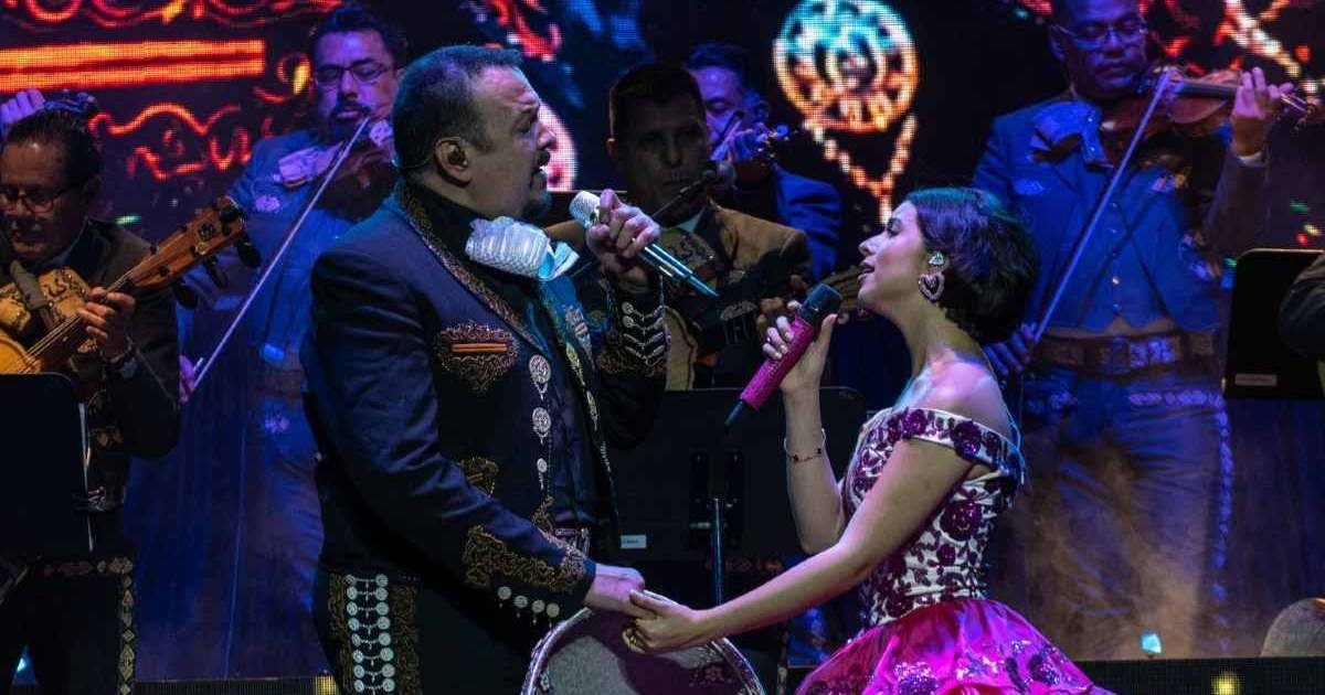 Pepe Aguilar verduidelijkt de geruchten over 'het kopen van covers' en de invloed daarvan op het succes van Angela Aguilar