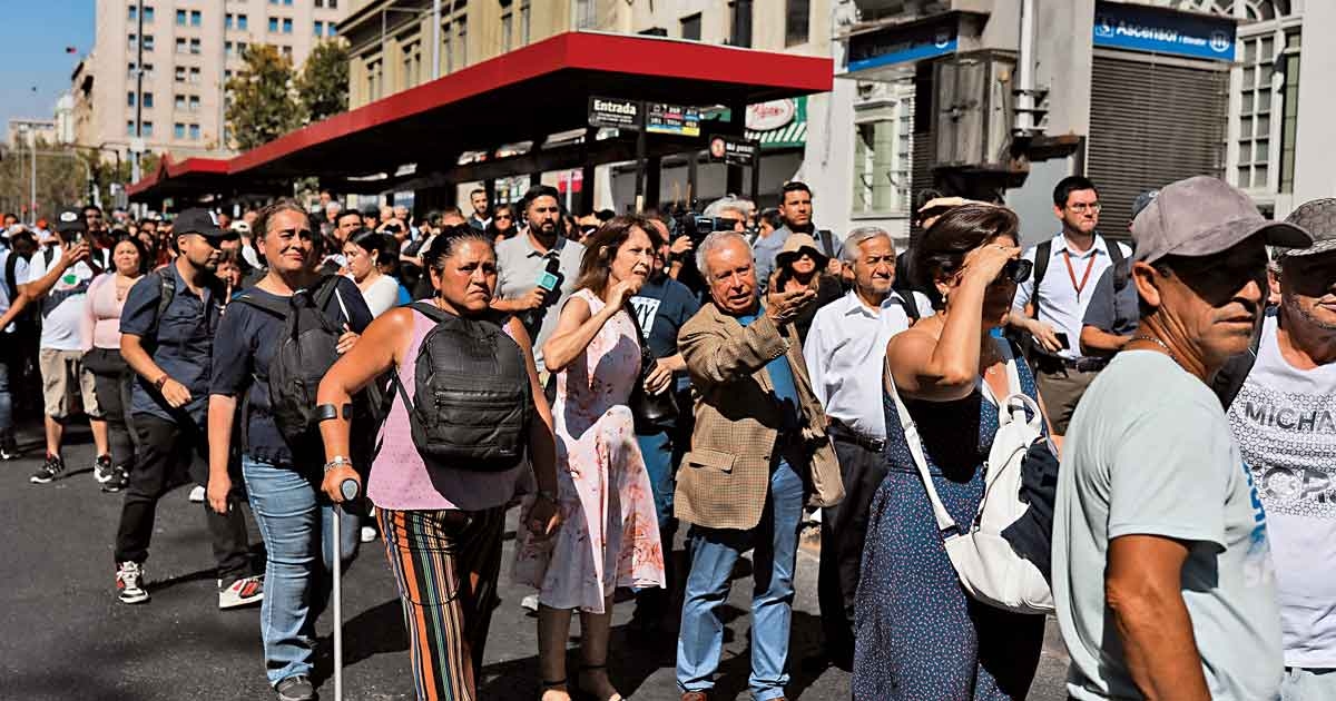 Chile vive caótico día por apagón masivo; sin luz, ni transporte y servicios