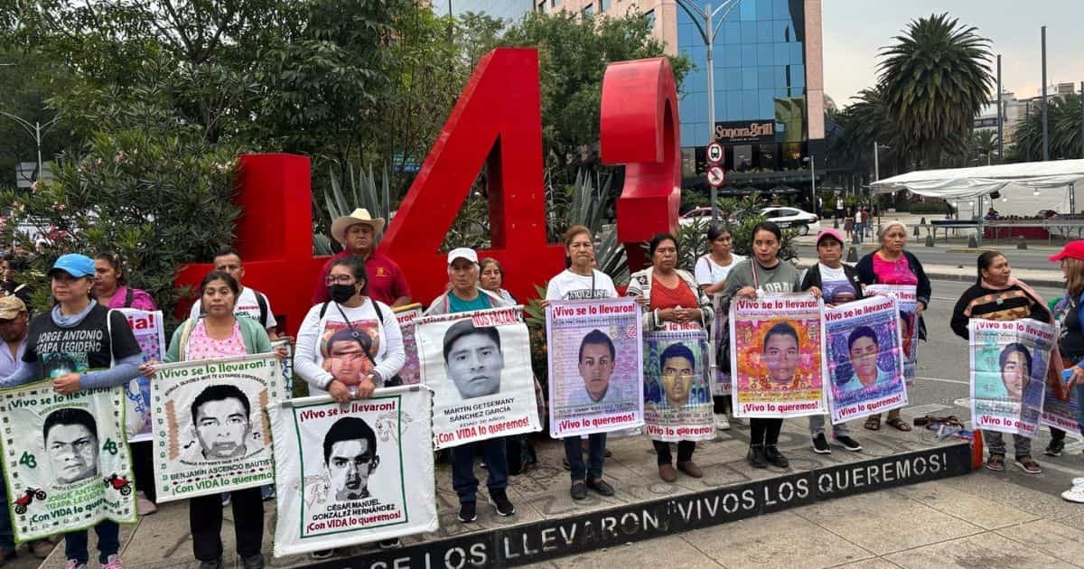 PHOTOS : Les proches des 43 étudiants d'Ayotzinapa mènent une marche à Mexico