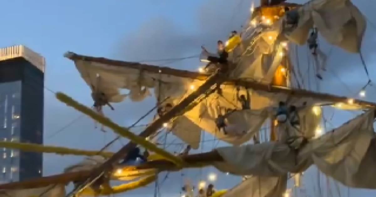 Two crew members of the Cuauhtémoc ship die after colliding with the Brooklyn Bridge. VIDEOS