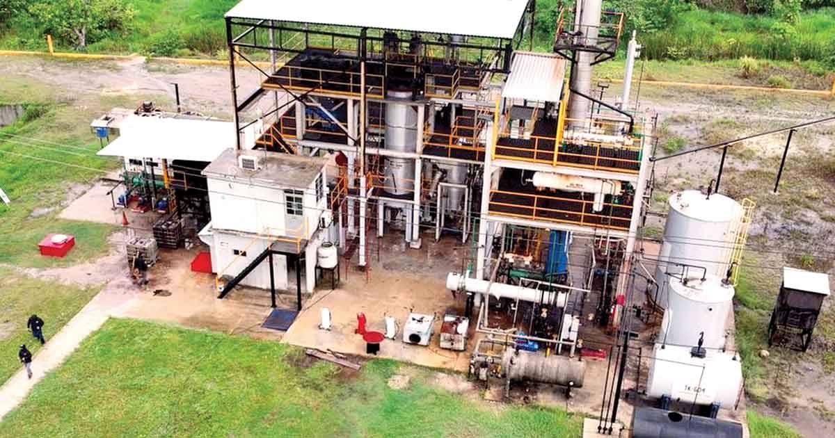 Uma refinaria de drogas é encontrada e desmantelada.