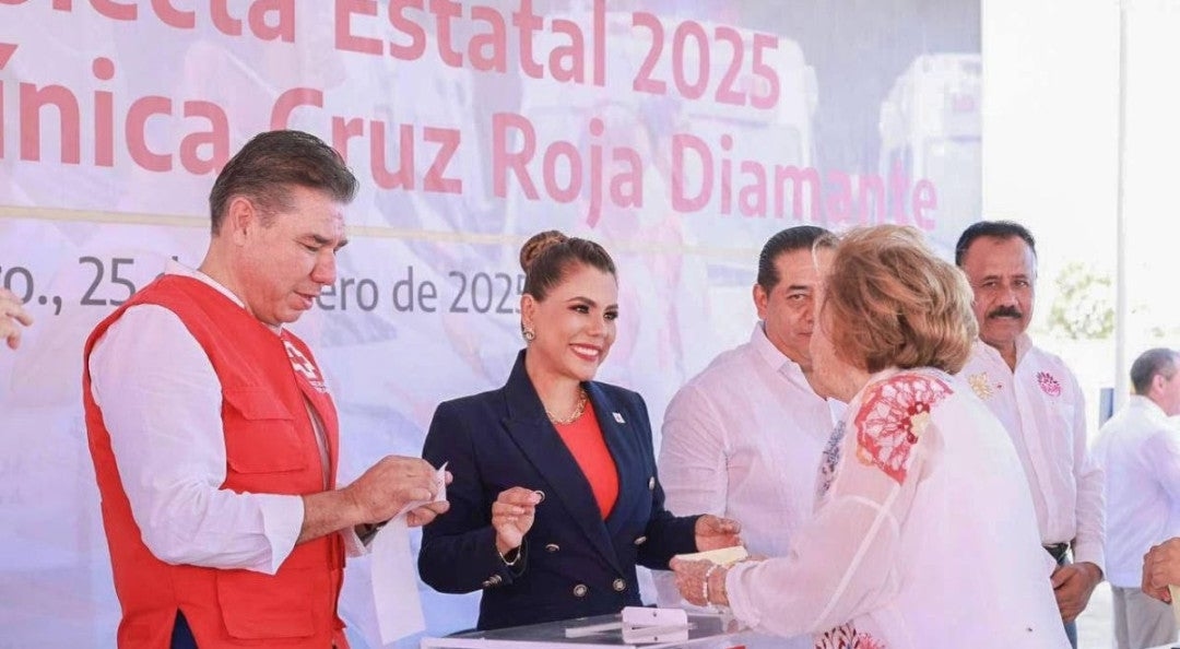 Evelyn Salgado woont de start bij van de Staatscollectie 2025 van het Mexicaanse Rode Kruis