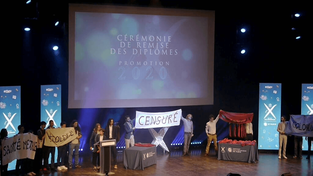 Uma dúzia de estudantes interrompe a cerimônia de formatura da Politécnica para expressar suas opiniões políticas