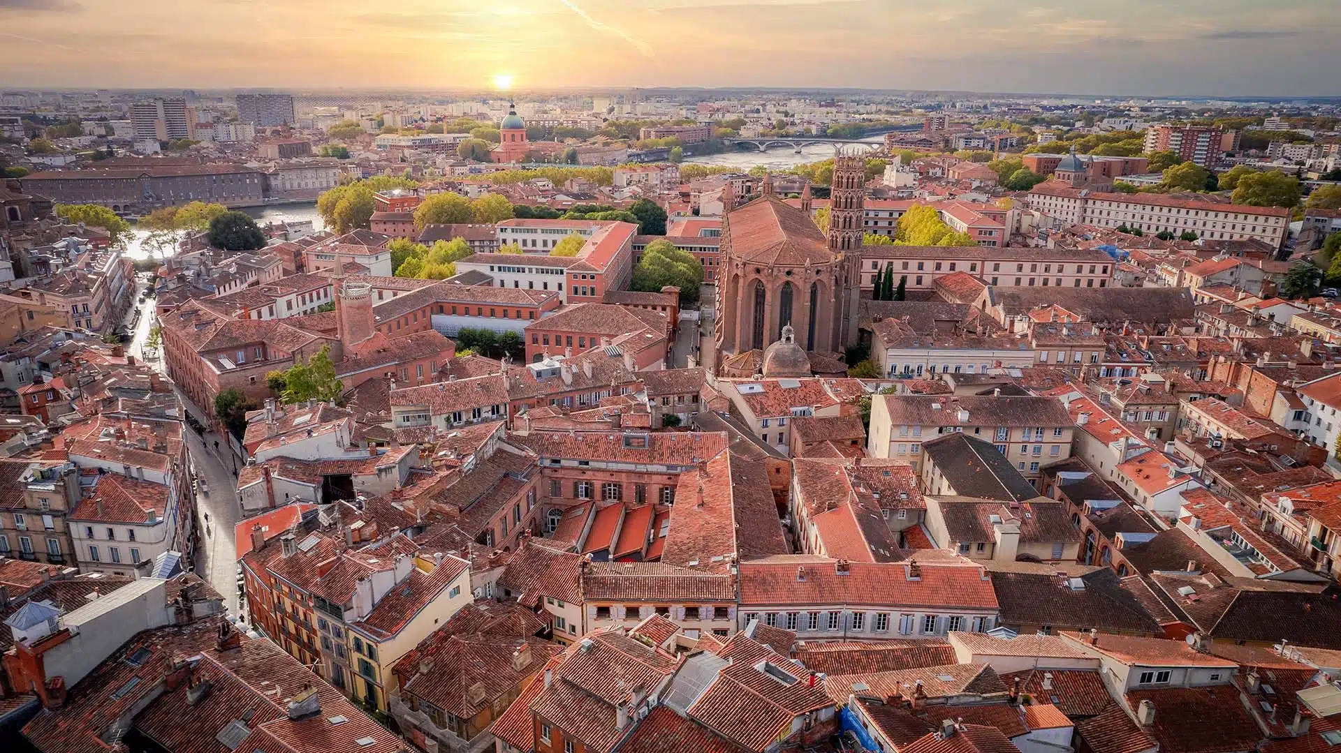 Toulouse (31): Partnerini korurken biri OQTF'de olan iki sarhoş kaçak göçmen tarafından boğazından ağır yaralanan 31 yaşındaki bir tıp stajyeri