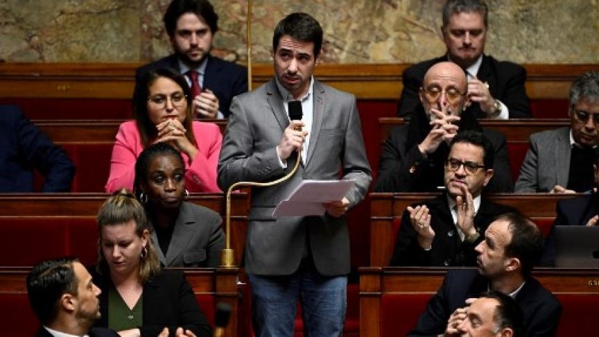 El diputado Kerbat, del LFI, quien financió sus compras de drogas con dinero de la reserva parlamentaria, ha regresado a la Asamblea. Para él, la víctima en este caso es el pequeño traficante del que obtenía sus suministros.