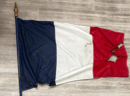 Gap (Hautes-Alpes): Seis bandeiras francesas queimadas por jovens em banheiros públicos ao lado de um memorial de guerra