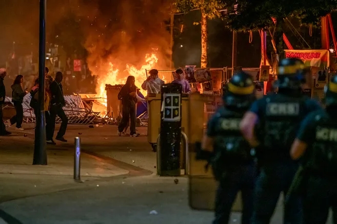 Aurillac (15): el festival de teatro de calle fue perturbado por 300 personas que vandalizaron marquesinas de autobuses y tiendas, lanzaron adoquines a la policía y construyeron barricadas.