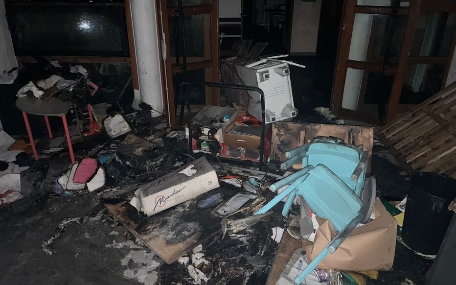 Saint-Denis (93): Yangının hedefi olan bir gençlik merkezi. Sosyalist Parti belediye binası, yıl başından bu yana "bir belediye binasını hedef alan üçüncü kundaklama saldırısını" kınadı.