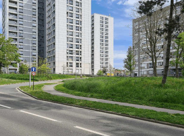 Amiens (80): Bir düzine kapüşonlu genç, muhtemelen Snapchat'te görülen bir meydan okumanın ardından bir otobüsü çalmaya çalışırken otobüse zarar verdi. Tutuklama olmadı.