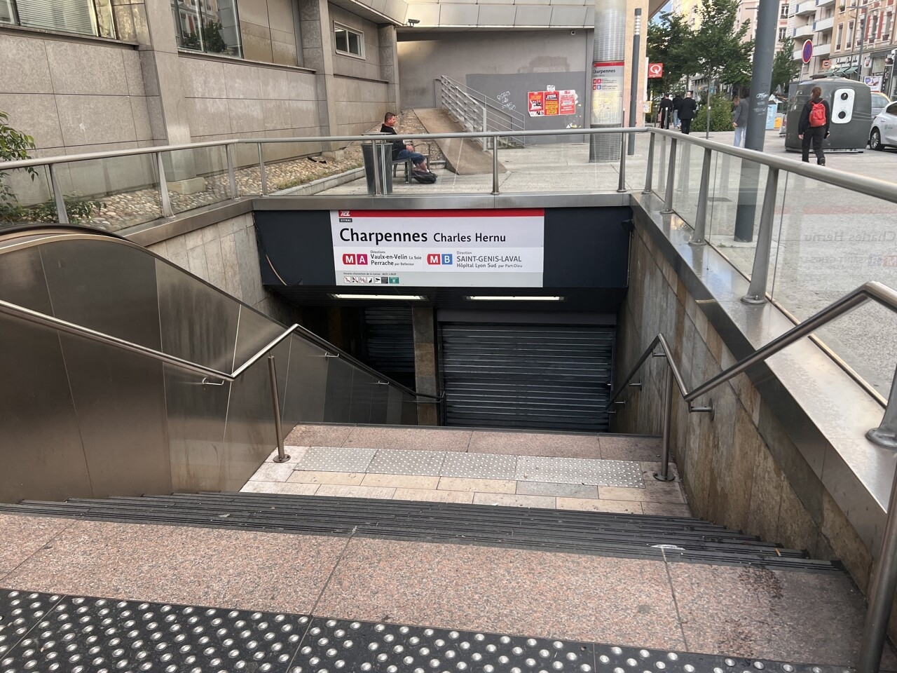 Villeurbanne (69): un sin techo argelino fue asesinado con un cuchillo en la estación de metro de Charpennes