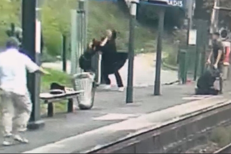 Meulan-en-Yvelines (78): Un padre y su hija, cuya falda era "demasiado corta" y les molestaba, fueron golpeados por una pareja en el andén de la estación.