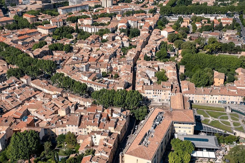 Aix-en-Provence (13): Altmış yaşında bir adam, tabanca ve saldırı tüfeğiyle silahlanmış kapüşonlu hırsızlar tarafından tüfek dipçikleriyle dövülüp bağlandı