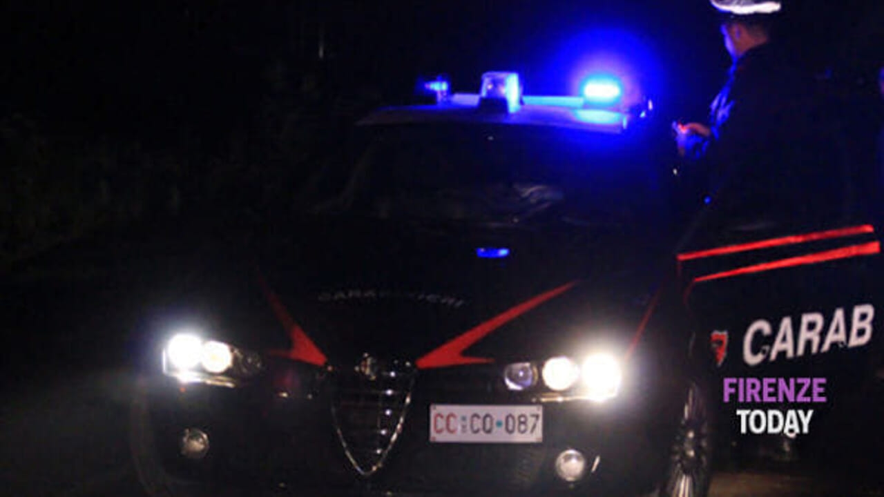 Dört kişi bıçaklandı, kavgada bir silah bulundu: Carabinieri soruşturma yürütüyor.