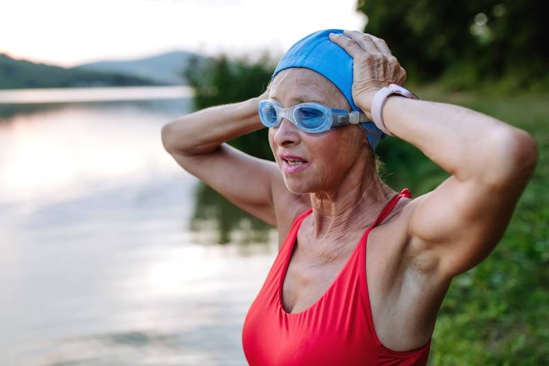 Rafforza il tuo sistema immunitario, riduci lo stress: che sia al lago o in una piscina coperta, nuotare vale la pena anche in autunno