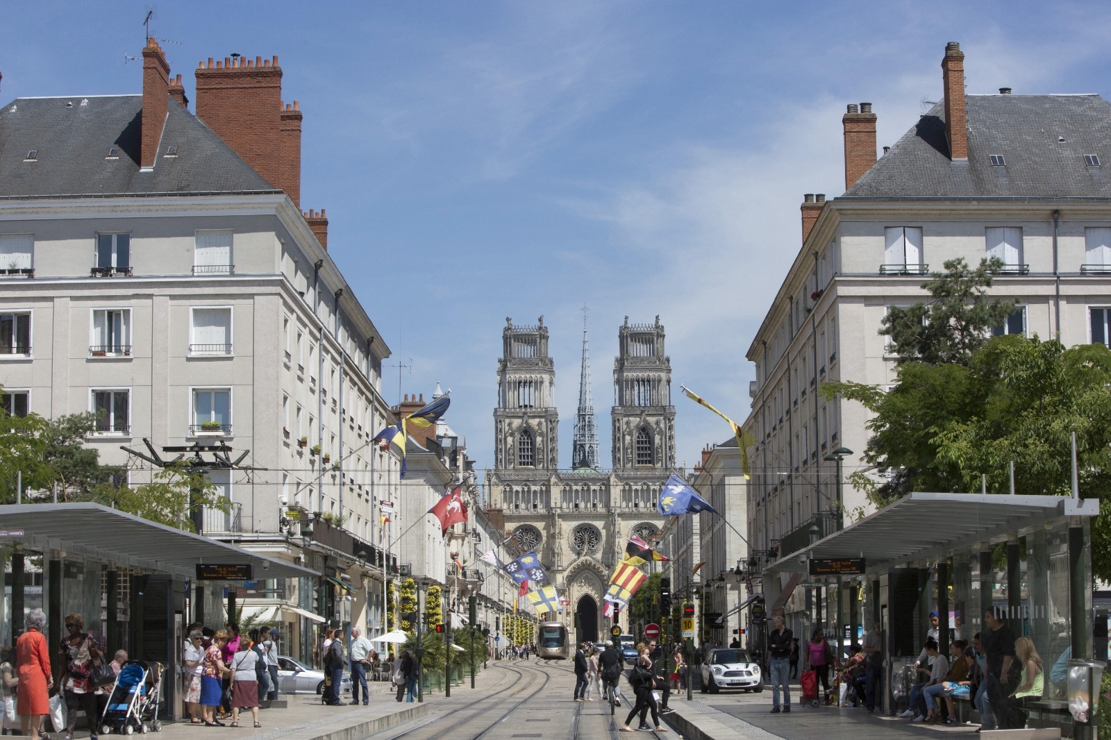 En Orleans, pegatinas anuncian "zonas libres de musulmanes" y se abre una investigación.