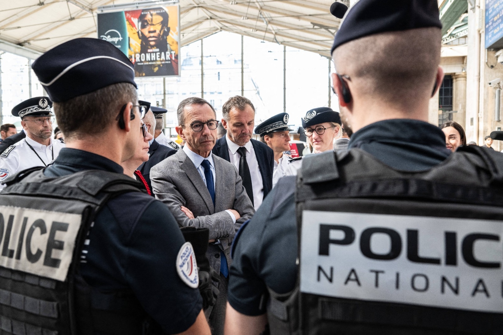"Nog een stap richting trivialisering van etnisch profileren": meerdere vakbonden uit het rechtssysteem hekelen de migrantenjacht van Retailleau