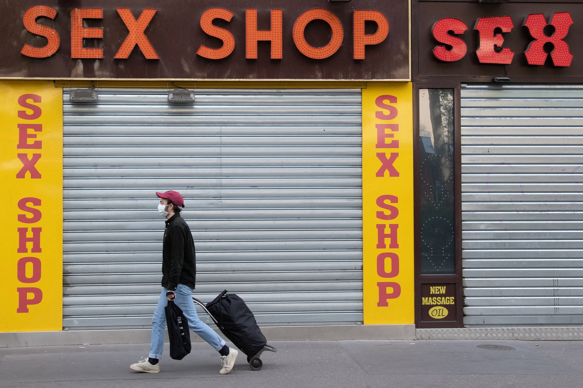 "People no longer have money to spend on sexual pleasures": in Paris, the inexorable collapse of sex shops