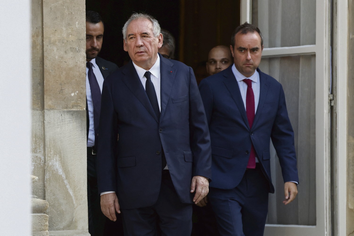 Haushalt 2026: Zwischen Sparmaßnahmen für die Bevölkerung und erhöhten Militärausgaben droht François Bayrou die parlamentarische Missbilligung