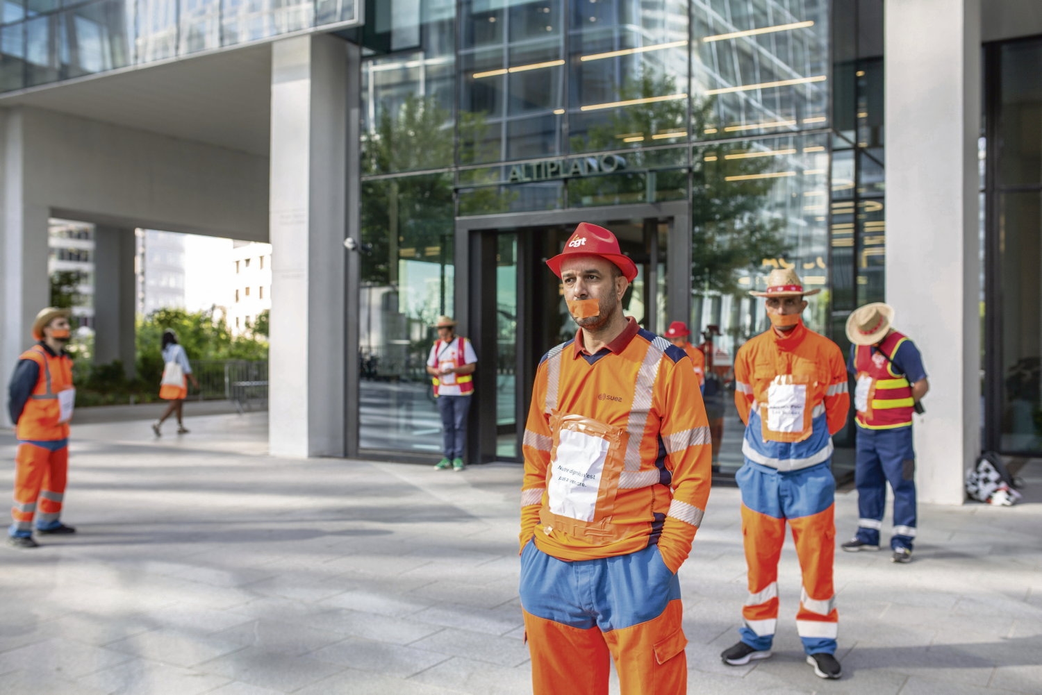 "Nos trataron como esclavos": trabajadores indocumentados explotados por un subcontratista de Suez exigen responsabilidades al gigante de los residuos