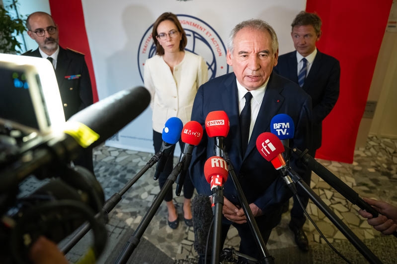 Przed konferencją prasową François Bayrou, jakie są główne środki zawarte w jego budżecie oszczędnościowym?