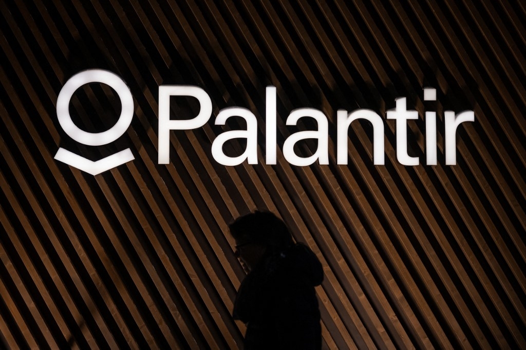 O porta-voz de IA do Partido Socialista trabalha na Palantir, a gigante da vigilância algorítmica favorecida por Donald Trump