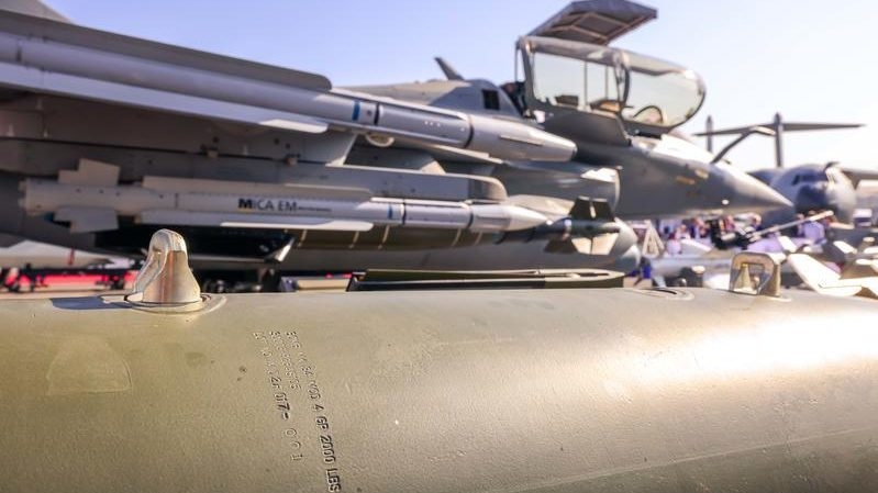 Un avión sospechoso de transportar componentes para armas israelíes despegó del aeropuerto Charles-de-Gaulle de París.