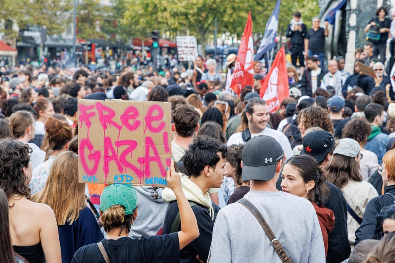 A Parigi, migliaia di manifestanti in Place de la République gridano il loro sostegno a Gaza e alla Freedom Flotilla