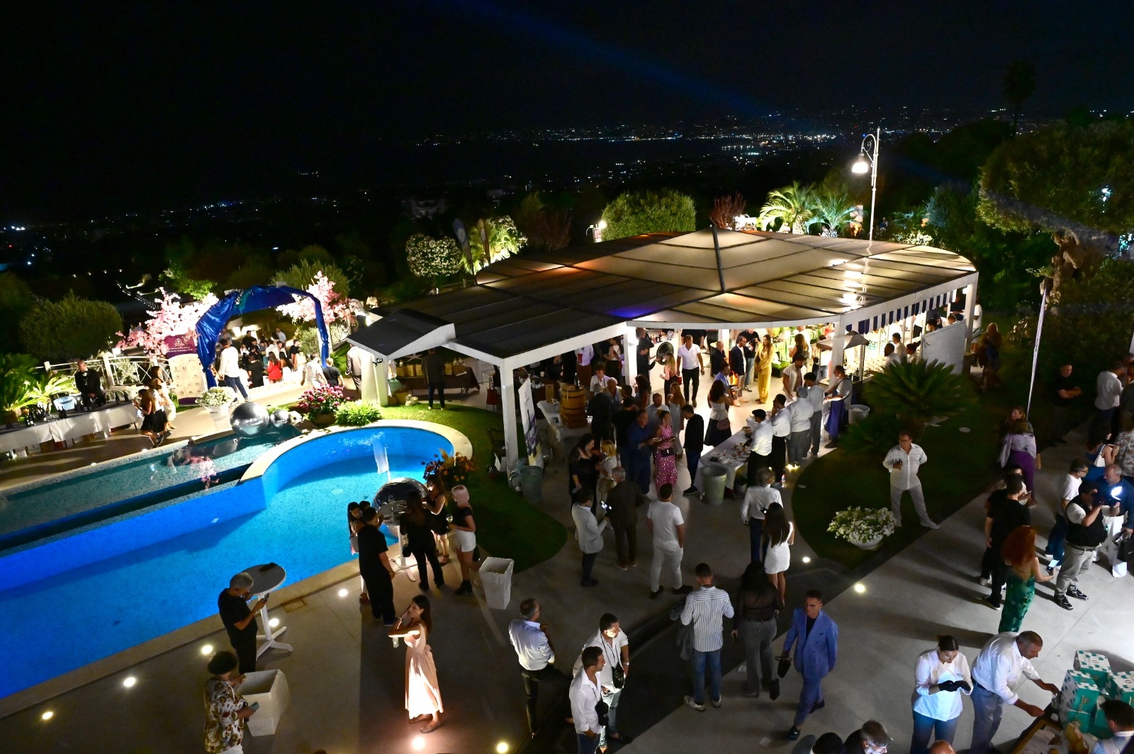 Dîner sous un ciel différent : 1200 cœurs unis à Ercolano pour la solidarité.