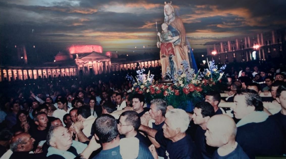 Piedigrotta-Fest: Nach 25 Jahren kehrt die Madonnenstatue für die Prozession ins Meer zurück.