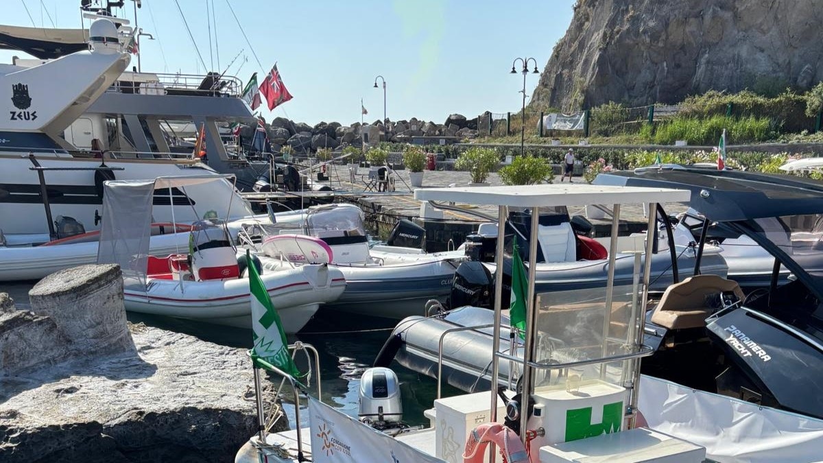 Marina di Sant'Angelo aangevallen door een roeibootzeiler