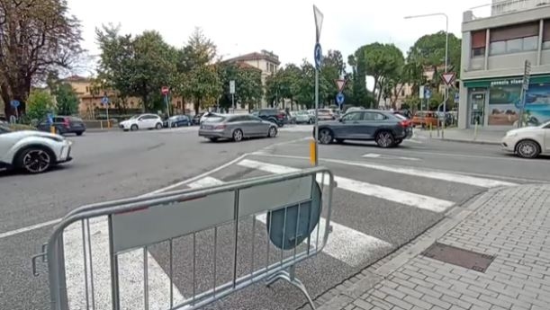 Kradnie napoje energetyczne ze sklepu, a następnie bije pracowników, którzy go gonią.