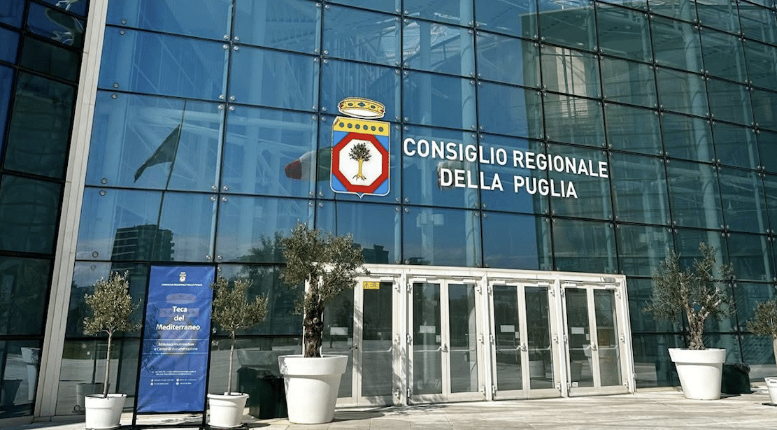 Puglia, raadsleden verdeeld tussen oude allianties en nieuwe uitdagingen: wie wacht met kiezen?