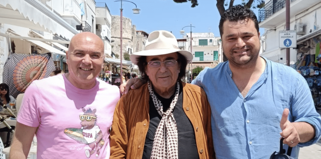 Albano Carrisi a Peschici per “Favola Blu”: cittadinanza onoraria e Premio Trabucco per il cantautore pugliese