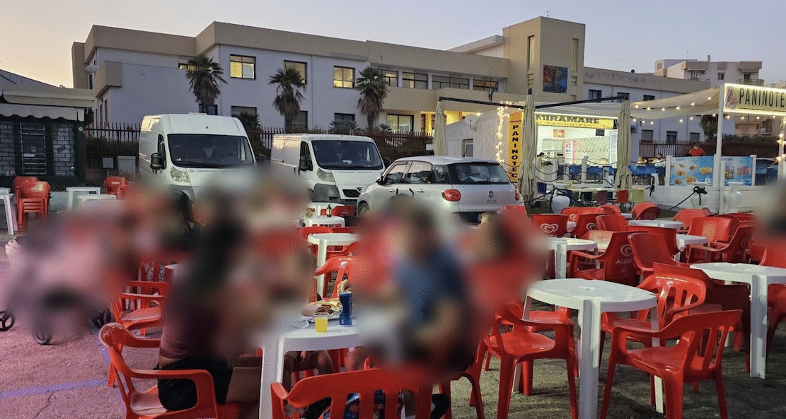 In Manfredonia is sprake van controverse nadat er busjes zijn gevonden tussen de tafels van een grillrestaurant.
