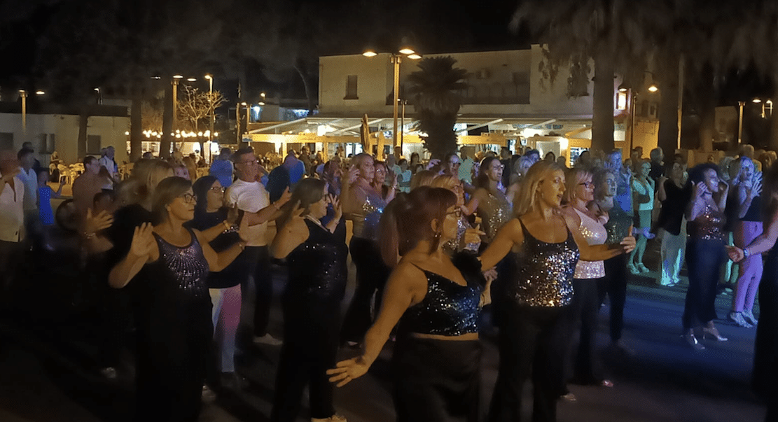 Siponto kutluyor: Santa Maria Regina'nın görkemli kutlamalarının ardından müzik, dans ve topluluk.