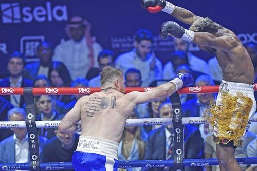 Canelo vivió la noche árabe del antiboxeo