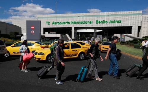 Sheinbaum asegura que no se afectará a taxistas del AICM durante la Copa 2026